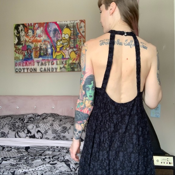 Lace flower overlay dress with open back 🖤 - Picture 3 of 12